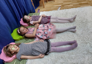 dziewczynki podczas relaksacji leżą w maseczkach